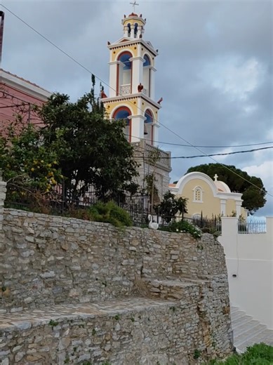 Ο ιερος ναος της Παναγιας Κεχαριτωμενης στο μεσαιωνικο χωριο της #Symi #Δωδεκανησσα #ελλαδα #pavlis_kypraios #Συμη