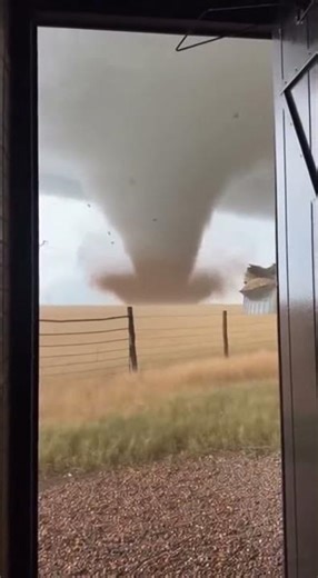 Tornado EF5: Destructive Supercell Storm System