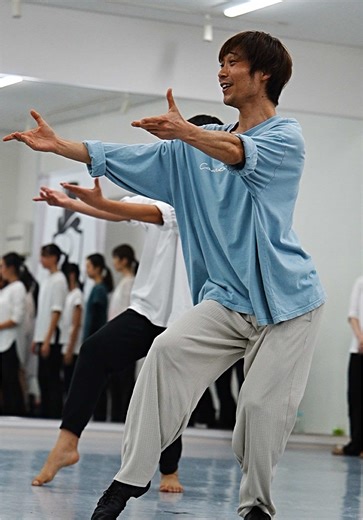 テーマパークの振付・先生をやって15年、 「for you〜...」 たったワンエイトアームスオープンするだけに、 ありったけの愛とエネルギーを注ぐ、 そんなテーマパークダンスが僕は大好き☺️❤️