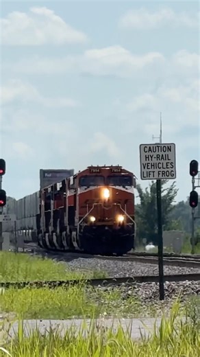 BNSF Z train takes the crossover! #bnsfrailway #railroad #bnsf #bnsftrains #trains #railway