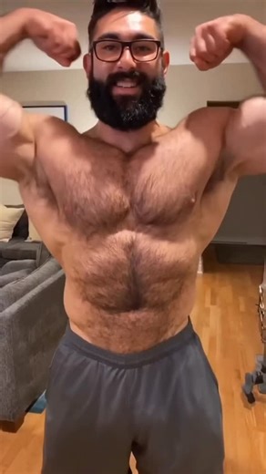 @alphamales.ai on Instagram: "🤓➡️💪 FROM GAMING CHAIR TO MUSCLE PHYSIQUE 💪 „I used to be the skinny kid“ - Now he’s the guy doorways weren’t built for. It is the ultimate nerd-to-beast transformation. This former scrawny gamer didn’t hit the gym—he hit PUBERTY and never looked back. When his body decided to produce testosterone and growth hormones like a factory? That’s when everything changed. Watch as he walks you through his insane musclegrowth journey: the deltoids that defy architecture,