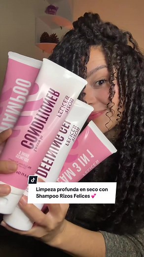 Limpieza profunda en seco con Shampoo Rizos Felices