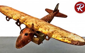 手工修复一台1930年的飞机模型