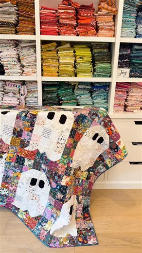 Woollypetals | Yes my longarm makes this big loopy free motion quilt look so easy but it actually is really easy on a longarm OR a domestic machine! I... | Instagram