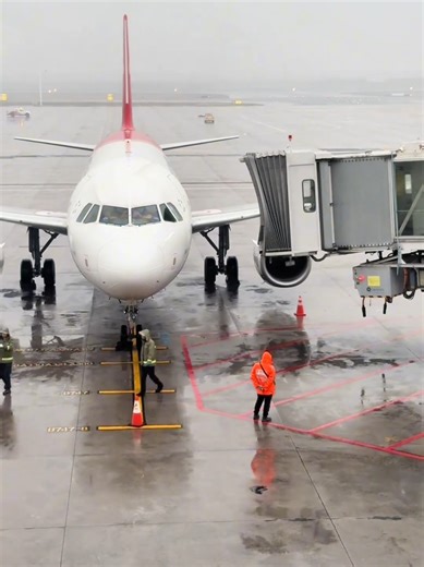 Why Airports Prefer Jet Bridges Over Stairs