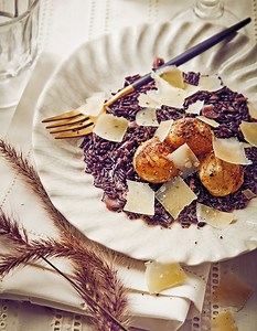 Risotto venere nero et saint-jacques snackées pour 4 personnes - Recettes - Elle