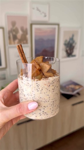 Apple Pie Overnight Oats! 🍁 Full recipe is linked in my bio or Google search choosing Chia, Apple overnight oats. Thank you for supporting my blog so I can continue to create recipes ! 10 grams of protein, 8.5 grams of fibre, and tastes like apple pie for breakfast. Prep it the night before with warm cinnamon apples on top and mornings basically take care of themselves. 📌 SAVE this post for later and FOLLOW @choosingchia for more overnight oats flavours https://choosingchia.com/apple-pie-overn