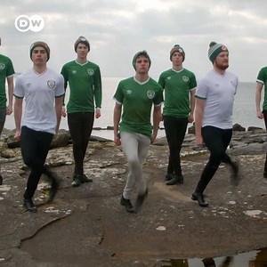 Los orígenes de la danza irlandesa se pierden en la noche de los tiempos. Es fácil imaginar a los druidas bailando en torno a árboles sagrados. Riverdance la hizo famosa en todo el mundo y ahora llega la nueva generación: Cairde. ¿Qué opinan ustedes de la danza irlandesa? #DWmagacines #Euromaxx | DW Español