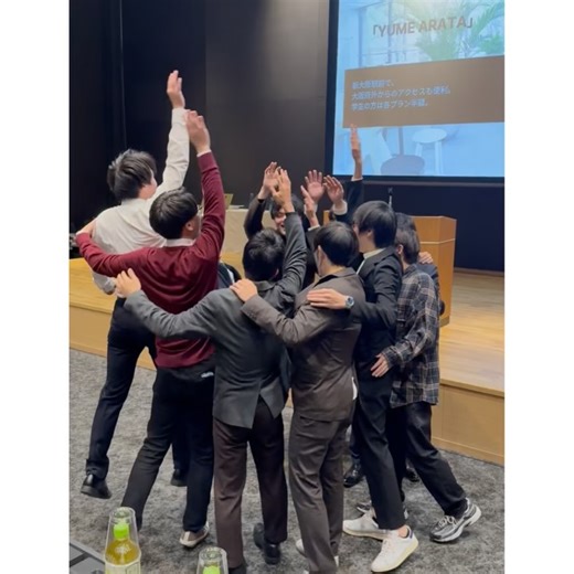 driccoきもの (ドリッコきもの) on Instagram: "先日、三部式きもの姿で、大阪信用金庫主催、第4回学生ビジネスプランコンテスト「O-BUCｓ（オブックス）"そんなアホな〜"から始まるビジネスめっちゃ多いねん。」の司会をさせていただきました！ 「以前司会をされているのを見て、何かイベントをするときには絶対この人に依頼しようと思ってたんです！」と、光栄にもご依頼いただいたビジネスプランコンテストも今年で4回目となり、今回はリニューアルオープンしたばかりの大阪信用金庫本店での開催となりました。 今回も学生さんならではの自由な着眼点から、興味深いビジネスプランがたくさんあり、みなさんの溢れる熱意に魅了されました！ ファイナリストのみなさん、おつかれさまでした。 この日わたしが着ていたのは、ペイズリー柄エメラルドグリーンの三部式きものです。 カレンブロッソ×driccoの草履は、イタリアの登山用vibramのソールが使われていて、元々鼻緒をゆるめにすげてもらっているので、立ちっぱなしの司会のお仕事でも足が痛くなりません！ また三部式きものは締め付けず、1日着ていても苦しくない