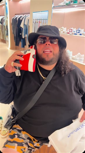 Raphypina on Instagram: "Hablen CLARO… ¿quién no se ríe con estos dos C*@#& que se han adueñado de las redes con su vacilón sano y su camel toe legendario?  De “yo no tengo chavo” a ser HIGH PROFILE CLIENTS de @off___whitepr   “Somos los de los Numbers” y estamos en HIGH SEASON @dris.pr @odas.pr Abrazo familia  #offwhitepr #luxurystreetwear #highseason #highprofileclients #cameltoecrew #puertorico"