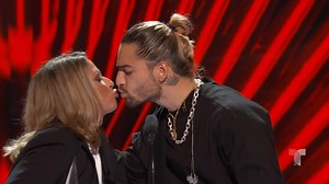 Con un beso de la Dra. Ana Maria Polo 💋MALUMA recibe el Premio Evolución Extraordinaria. ¡Bravo Pretty Boy! #LatinAMAs Mira más en Telemundo.com | Latin American Music Awards