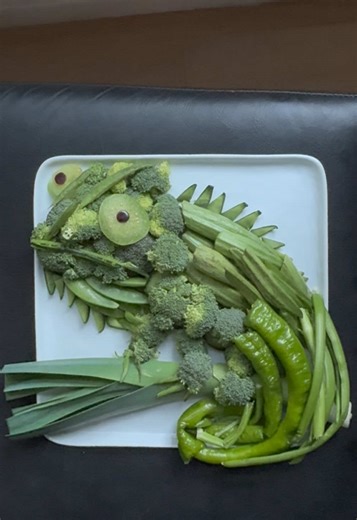 Here’s my chameleon made using some of my favorite green vegetables including leeks, tomatillos, long hot green peppers, cucumber, broccoli, fennel, snap peas, okra as well as some eggplant. #foodart #chameleon #fyp #funfood #healthyfood