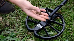 Probando el detector de Metales Simplex 🧑‍🦯💥 Que tal le va con la identificación de objetos ferrosos y con objetos no ferrosos ? El detector de metales simplex tiene 2 tonos para identificar objetivos: 1 tono grave para objetos ferrosos. 1 tono agudo para objetos no ferrosos. Esa característica hace que sea muy fácil descartar objetos de hierro en sitios con mucha chatarra, y recuperar únicamente los objetos que no sean de hierro, cómo monedas de plata, oro, cobre y broce, además de joyas de 