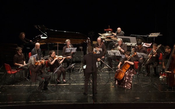 【George Benjamin】在第一缕光中，为室内乐团 At first light, pour orchestre de chambre
