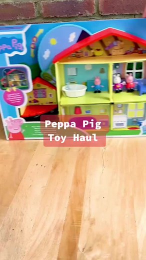 The latest Peppa Pig toys, just in!🐽 There’s so many new oinktastic @smythstoys for your little ones to choose from!