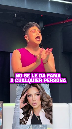 Buscamos a Samantha Grey para preguntarle directamente si ha escuchado la música de Karla Cueva 👀🎶 Sin embargo, prefirió no dar declaraciones y mantenerse al margen del tema. En la farándula, no responder también es una postura. ¿Cautela, estrategia o simplemente evitar la polémica? 🎭💬 En Lanzando Veneno te mostramos el momento y analizamos lo que significa este silencio 🐍🔥 📺 16H45 por Star Pride Plus Porque aquí, cada gesto cuenta. 👇 #LanzandoVeneno #StarPridePlus #SamanthaGrey #KarlaCu