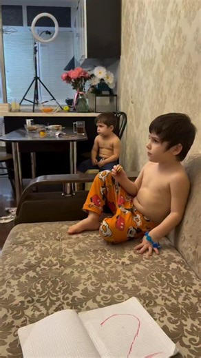 MMA.UFC.BOX🥊 1000k on Instagram: "This demonstrates what traffic looks like when coordination replaces chaos. 🧠🚗 In China, drivers consistently execute a textbook zipper merge, each vehicle alternating precisely at the point where lanes narrow, instead of forcing early merges or blocking lanes. The outcome is smoother flow, fewer abrupt stops, and dramatically reduced congestion. Traffic engineers have studied this behavior for years. Proper zipper merging can cut delays by up to 40 percent b