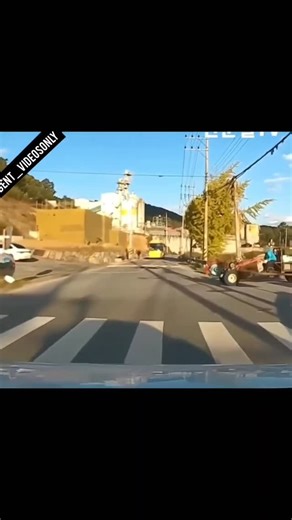 Accident on Instagram: "Just @accident_videosonly 日本利用压电瓷砖将脚步转化为电能。这些瓷砖捕捉来自你脚步的动能。当你行走时，你的重量和动作会对瓷砖产生压力。瓷砖会轻微弯曲，从而产生机械应力。瓷砖内部的压电材料将这种应力转化为电能。每一步都会产生少量电荷，而数百万步结合在一起就能产生足够的电力来驱动 LED 灯、数字显示屏和传感器。在像涩谷车站这样繁忙的地方，每天大约有 240 万个脚步为这一系统作出贡献。这些电能可以被储存或立即使用，从而减少对传统电力来源的依赖，并支持可持续的城市基础设施。这种方法将日常运动转化为实用的可再生能源 #日本 #知识 #事实 #你知道吗 #推荐 #科技 #创新 #历史 #技术 #实验 #热门"