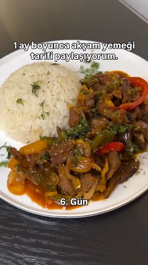 Meryem Tapınç 👩‍🍳 on Instagram: "1 ay boyunca akşam yemeği tarifi paylaşıyorum serimizin 6. Günündeyiz ❤️ Müthiş pratik ve çooook lezzetli bir davet yemeği ile karşınızdayım 🤤 tam bir davet yemeği , pirinç pilavı veya patates püresi ile servis edebilirsiniz . Yumuşacık pamuk gibi etiyle yeni favorimiz bu anayemek . #etfajita #etyemeği #sosluet #etkavurma 🎥: @merveninmtfgi Sebzeli soslu et için malzemeler : Ben 5 kişi için 1,5 kilo kuzu eti kullandım . Dana eti de olur , kuzu ço