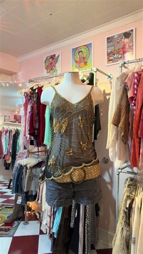Hannah will always be the #1 fashion icon🤩🎤 #vintagestore #y2k #hannahmontana #hannahmontanaforever