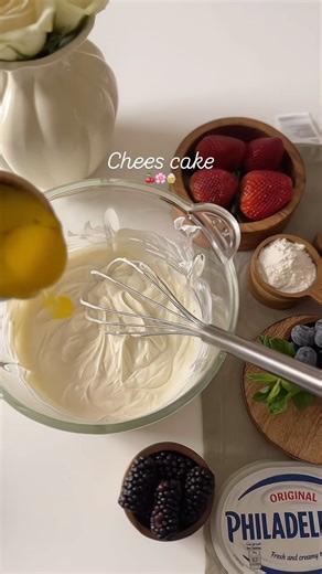 Alzhrany Tharaya on Instagram‎: "تشيز كيك لذيذ جدا 🍃🍒 كل المكونات تكون بحرارة الغرفه الطبقه الالى بسكوت دايجستف وزبده الطبقه الثانيه نخلط بالخلاط اليدوي جبنة فيلادلفيا وحليب مكثف وساور كريم وكريمة خفق نخلط وبعدها نظيف بيضتين بتدريج وسكر باودر وفانيلا وملعقتين دقيق وملعقه نشا نخبزهم بالفرن حمام مائي يعني نحط شي وفيه مويه وندخله الفرن من تحت وتشيز فوق 🫰🏻🍃⁩⁩"‎