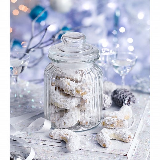 Vanillekipferl (vanilla and almond half moon biscuits)