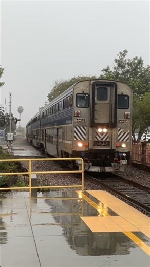 Amtrak Cab Car leads a 50-60 MPH 581 through Carlsbad Village!