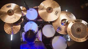 Meinl Cymbals atist Kevin D'Agostino performing “A Line in the Dust” by his Band Landmvrks. Watch the full video on our YouTube channel. https://www.youtube.com/watch?v=e7Ad1R-pyC0 Kevin’s Meinl Cymbal setup: 15“ Pure Alloy Extra Hammered Hihat 10“ Pure Alloy Extra Hammered Splash 12“ Pure Alloy Custom Trash Stack 18“ Byzance Polyphonic Crash 20“ Byzance Polyphonic Crash 22“ Byzance Brilliant Heavy Hammered Ride 18“ Byzance Dual China „A Line In The Dust“ by Landmvrks Composed, recorded and prod