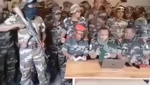 🛑 COUP D'ÉTAT EN COURS À MADAGASCAR L' armée a rejoint les manifestants aujourd'hui. Le président Rajoelina a quitté la capitale Antananarivo. Depuis le 25/9, les manifestants sont dans la rue sans désarmé et aujourd'hui, tout à basculé avec l'apport de l'armée. | 4pouvoir.cd