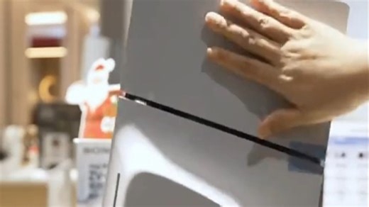 PS5主机震撼体验真实游戏画质流畅操作让你身临其境支持4K高清输出搭配超快加载速度和沉浸式音效打造属于你的家庭娱乐中心玩起来才过瘾