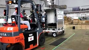 【落とさない、揺らさない。】 JAL CARGO主催のフォークリフト大会が開催されました。巧みなフォークリフト技術で慎重に扱うコンテナの中には… | JAPAN AIRLINES (JAL)