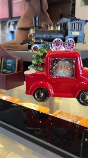 Come over, the Fridge is open to serve you some Christmas magic 🎅🏻 Happy holidays! ⛄️❄️ | Milk Fridge