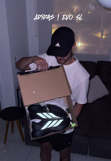 Adidas Evo SL (Core Black / Silver Metallic / Signal Green) Um modelo leve, ágil e com excelente resposta a cada passada. O Adidas Evo SL é aquele tênis versátil que se adapta muito bem aos treinos de ritmo, intervalados e também às provas. Uma escolha segura para quem busca um tênis pra tudo. Especificações: • Cor: Core Black / Silver Metallic • Peso: aprox. 240 g (tam. 41) • Drop: 6,5 mm • Entressola: Lightstrike Pro, leve, eficiente e com ótimo retorno de energia • Cabedal: mesh respirável co