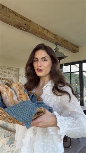 5-Minute Baguette (Makes 2 Baguettes) This is my simplest, no-knead baguette. It takes five minutes to mix, then the dough rests and develops all the flavor on its own. Recipe is inspired by Monsieur Baguette. Ingredients * 4 cups bread flour * 1 packet active dry yeast * 2 cups water (room temperature) * 1 teaspoon salt Method 1. Mix (5 minutes)�In a large mixing bowl, combine the bread flour, yeast, and salt. Add the water. Using the stick part of a wooden spatula, mix everything together unti