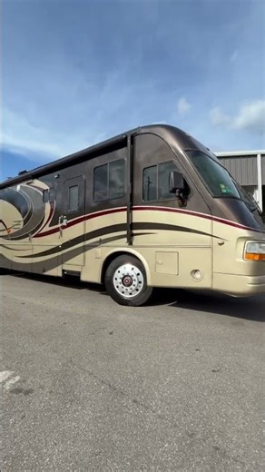 RV Select in Seffner Florida just took this Classic Newmar Motorhome in on trade 😎