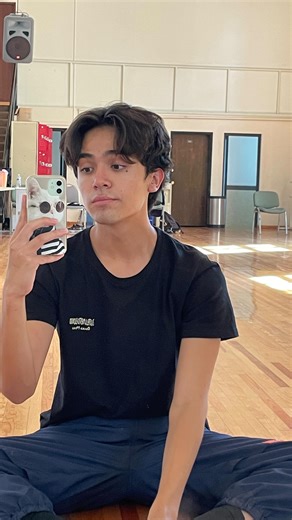 GaelDavid on Instagram: "JAJAJAJA dios nos libre en esos momentos 🤣 #bailarín #bailarinmexicano #balletboy #bailarin #danza #ballett #mexicano #humorenespañol #risas #memes #memesenespañol"