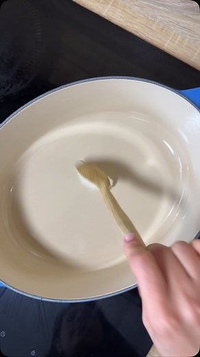 😋 Recette 13/30 🌍✨ Je pourrais en manger tous les jours, tout comme ma fille et mon mari… et d’ailleurs, c’est un peu ce qu’on fait en ce moment ! 😅 On est fans de cette soupe aux notes indiennes hyper douce, protéinée et prête en moins de 30 mns (préparation cuisson) ! Un must à avoir sous la main 👌🏼 Let’s go ! 🤤 Ingredients : - 2 oignons - 2 carottes - 1 petite patate douce - 250g de lentilles corail - 1 càs de concentré de tomates - 1 càc de sel, 1 cac de curry, 1 bouillon de légumes (a