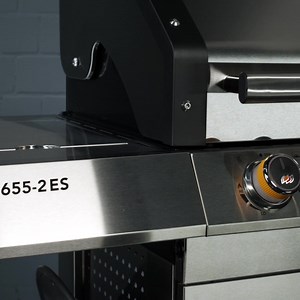 Mehr Gasgrill geht nicht! 💪 Mache jedes Grillen zum Event - mit dem Kingstone KMS Gasgrill Cliff 655-2. Hier bleiben keine Wünsche offen: Ob Infrarotbrenner, Drehspieß, Pizzastein oder Beast Zone mit bis zu 700° Celsius, der Kingstone hat sie alle. Wir sind auf jeden Fall Feuer & Flamme! | BAUHAUS Deutschland