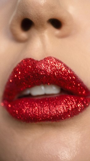 Sophia Claire on Instagram: "Red. Glitter. Lips. 💋✨ Using @staygoldencosmetics Glitter lip kit in HER 💋 kiss proof, swim proof, turn up proof, and cruelty free ✨ #glitterlips #lipkit #glittermakeup #holidaymakeup #redlips #redlipstick #makeupreels #lipswatch #lipart"