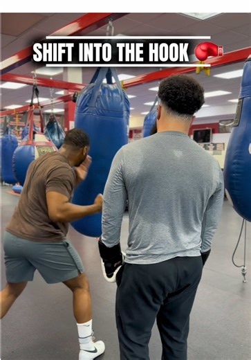 Tap the head. Shift the hips. Dig the body. Clean mechanics beat loading up every time.#boxing🥊 #boxingtips #boxingtraining #boxingcoach #southpaw