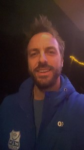 Amai sjeg ongelofelijk!🤷‍♂️ De Arenashow in de Coretec Dôme in Oostende op 2 mei is « à guichets fermés » zoals mijn pa zou zeggen. Uitverkocht!🫣 Dat is echt een Dome die werkelijkheid wordt.😇 We gaan er dus een Arenaweekend van maken met een extra show op zondag 3 mei! Trots en blij dat ik dit met mijn 2de familie mag doen.❤️ RadioGuga’s! #radioguga #ondersteboven #oostende | Guga Baúl