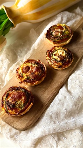 Marycookinglove | Tarte à la courgette en rosace, jambon dinde et burrata Ingrédients • 1 pâte brisée • 1 à 2 courgettes (selon la taille) • Des tranches... | Instagram