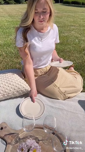 Here’s how to pack for your next picnic! #picnicaesthetic #picnicsetup #aesthetic #picnic
