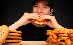 【ASMR-ZachChoi】小哥吃与众不同的KFC套餐（奇多炸鸡汉堡、曲奇饼干、薯条）无人声咀嚼音食音助眠吃播！