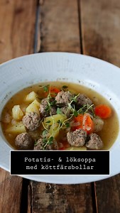 Lök- och potatissoppa med färsbollar • En riktig vardagsfavorit som mättar länge och sköter sig själv på spisen. Krämig potatis- och löksoppa med saftiga köttfärsbollar – perfekt när du vill laga mycket mat på enkla råvaror. Dessutom ännu godare dagen efter, vilket gör den perfekt för matlåda. Enkel, trygg och snäll mot plånboken. • Potatis- & löksoppa med färsbollar Soppa: 1 kg potatis 2–3 gula lökar 3-4 morötter 1 msk smör eller olja 1,5 liter vatten 2 köttbuljongtärningar (eller fond) 1 dl gr
