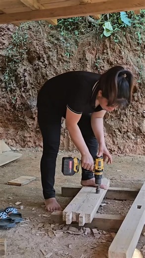 How to build a wooden house, complete the installation of window frames with wooden bars | Cổ Phong Mỹ Thực 2022