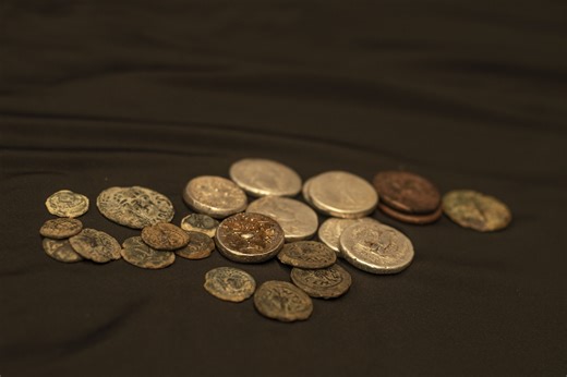 Palestinian doctor caught smuggling coins stamped "Jerusalem the Holy" at Jerusalem checkpoint