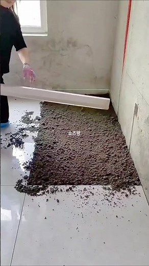타일 접착제를 이렇게 바른다고? 고수의 바닥 시공법 ㄷㄷ