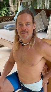 This is one of my go-to backbend routines that I use as a maintenance practice or as a warm up for deeper backbends. Your next backbend might your last if you don't warm-up! 😉So it's really important for your back to save now this video and give my 3 best warm-up excercises a try in your next practice. PS: in the last excercise, remember to do 10 reps before switching to isometrics. #backbends #coachstretch #bandedhyderextension #yogawheel #hipflexibility #yoga #fitness #yogapractice #yogainspi