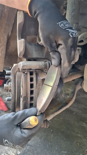 Front Disc Brake Pad Change Nissan Livina #automotive #mechanic #car #reels | Puliman